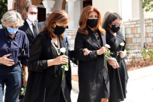 Μιμή Ντενίση: Την συνέτριψε ο θάνατος της μητέρας της - εικόνα 4