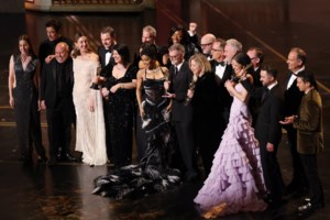 Σπάνια εμφάνιση του Ντι Κάπριο με την 27χρονη σύντροφό του -Πήγαν μαζί στα Οσκαρ, αλλά όχι στο κόκκινο χαλί - εικόνα 2