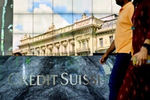 "Βουτιά" κατά 11,10% στη μετοχή της Credit Suisse, μία μέρα μετά το "σωσίβιο" των 50 δις