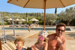 Βάσω Λασκαράκη: Βραδινή έξοδος με υπέροχο wrap φόρεμα και τσάντα YSL - εικόνα 4