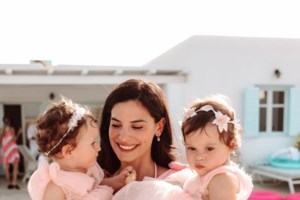 Μαντώ Γαστεράτου: Κούκλα, ποζάρει με ολόσωμο μαγιό στον όγδοο μήνα της εγκυμοσύνης [εικόνα] - εικόνα 2