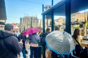 Χαλκιδική: Υπερχείλισε ρέμα λόγω της βροχής- Διακοπή κυκλοφορίας στην παραλιακή οδό Ν. Καλλικράτειας - Ν. Ηράκλειας