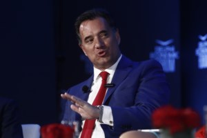 Ο Αδωνις Γεωργιάδης μιλάει πάνω σε καρέκλα: "Με βρίζανε, με βρίζανε…σκασμός τώρα" - εικόνα 2