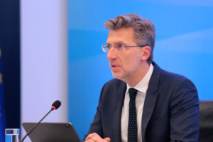 Την αποπομπή του Ακη Σκέρτσου ζητά ο ΣΥΡΙΖΑ