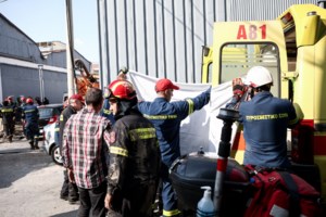 Φωτιά στη Ριτσώνα: Καίγεται εργοστάσιο με λάστιχα και αφρολέξ - Φόβοι για εκρήξεις [εικόνες-βίντεο]