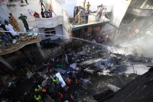 Πακιστάν-αεροπορικό δυστύχημα: Τουλάχιστον 97 οι νεκροί, δύο οι επιζώντες