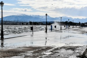 Η μάχη του πλοίου "Αχαιός" για να δέσει στην Αίγινα - Τα κύματα "καταπίνουν" το λιμάνι [βίντεο]
