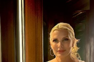 Τζίνα Αλιμόνου: Αιθέρια στη φύση με αρχαιοελληνικό λευκό φόρεμα με πτυχώσεις - Σαν Πρωθιέρεια - εικόνα 5