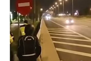 Η στιγμή που το ραντάρ της τροχαίας εντοπίζει μεθυσμένο οδηγό με 230 χλμ. στην Αθηνών - Λαμίας [βίντεο]