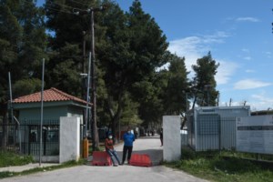 "Ανάγκα και οι Θεοί πείθονται": Με μάσκες οι Μητροπολίτες στη συνεδρίαση της Ιεράς Συνόδου στη Μονή Πετράκη [εικόνες] - εικόνα 4