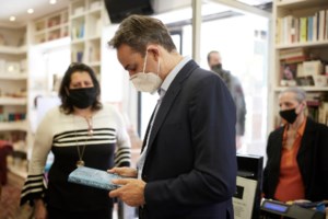 Ο Μητσοτάκης αποκαλύπτει τα βιβλία που διαβάζει: Μουρακάμι και Καραγάτση - "Έχω στη βιβλιοθήκη μου και Μαρξ" - εικόνα 6