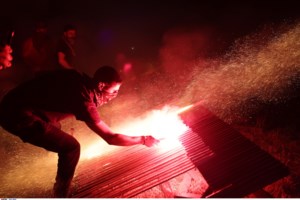 Κι άλλος σοβαρός τραυματισμός από κροτίδα: Άνδρας υπέστη ακρωτηριασμό στο Λασίθι - Τρεις συλλήψεις για βεγγαλικά