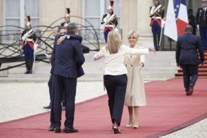 Ολυμπιακοί Αγώνες: Η Μαρέβα τρολάρει τον Κυριάκο Μητσοτάκη - Κουκουλωμένοι και οι δύο στο Παρίσι με τα αδιάβροχα [εικόνες]