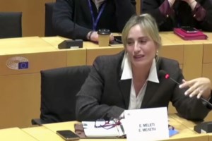 Καθήλωσε το Ευρωκοινοβούλιο η 20χρονη που είπε πώς ο πατέρας σκότωσε τη μάνα της: "Στον δρόμο με 17 μαχαιριές" - εικόνα 2