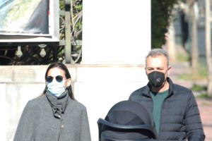 Κατερίνα Διδασκάλου: To casual look της 61χρονης με τζιν, λευκό πουκάμισο και cropped καρό σακάκι - εικόνα 5