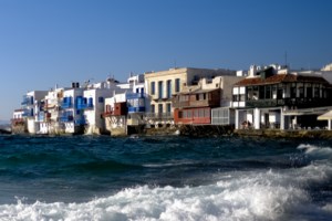 Γλυφάδα-Παλαιό Φάληρο: Δύο κινηματογραφικές ληστείες σε μισή ώρα από "μηχανόβιους" σε σούπερ μάρκετ - Μία σύλληψη