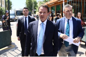 Απόστολος Λύτρας: Η στιγμή που μπαίνει με τη Σοφία Πολυζωγοπούλου στο νοσοκομείο - Την κρατάει από το χέρι [βίντεο] - εικόνα 4