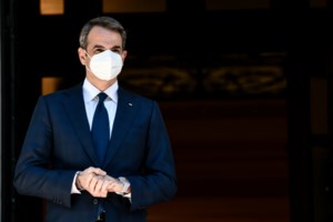 Ο Θανάσης Καρτερός τα βάζει με τον Πιερρακάκη: Το άλλοθι και ο "πολύτιμος λίθος" του Μητσοτάκη