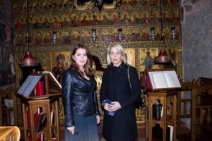 Απίστευτες εικόνες στην Κύπρο: Ενοπλοι ιερείς έκαναν βολές με στρατιωτικά όπλα [εικόνες]