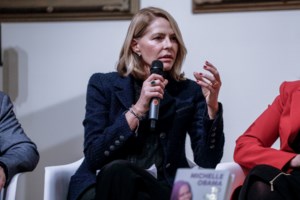 H Tζένη Μπαλατσινού casual με μαρινιέρα και denim στο workshop που διοργάνωσε: "Δεν θα με ξαναδείτε στην τηλεόραση" - εικόνα 3