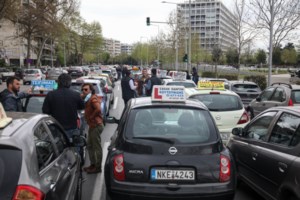 Οι 17αρηδες μετά από ψηφοφόροι γίνονται και οδηγοί - Αύριο ψηφίζεται το νομοσχέδιο