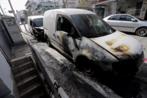 Νέα εμπρηστικά χτυπήματα: Στις φλόγες δύο αυτοκίνητα και τέσσερις μοτοσικλέτες στη Θεσσαλονίκη