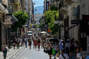 Εκπτώσεις και ήπιες θερμοκρασίες "γέμισαν" το εμπορικό κέντρο της Αθήνας