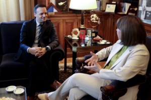 Με κορίτσια από το Χατζηκυριάκειο ίδρυμα πέρασε την γιορτή της η Πρόεδρος της Δημοκρατίας - Τα προσκάλεσε στο θέατρο [εικόνες] - εικόνα 3