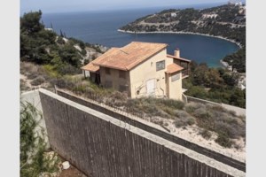 Περιπέτειες για τον Κώστα Μπουτάρη: Από τη διάσωση της οινοποιίας στον νέο πλειστηριασμό πολυτελούς ακινήτου στην Υδρα