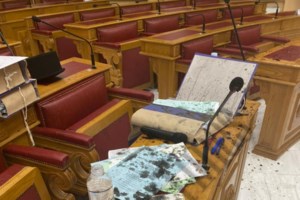 Η επίθεση με βιτριόλι στη Μονή Πετράκη σόκαρε την Ιωάννα: Σκέφτηκα τα δικά μου ματωμένα ρούχα και τον πόνο που ένιωθα - εικόνα 2