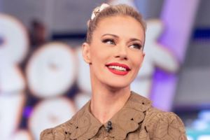 Αντριάνα Παρασκευοπούλου: Στιλάτη με μίνι denim φούστα και oversized λευκή ζακέτα - εικόνα 8