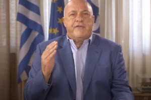 Βόλος: Απρόοπτο για τον Μπέο - Πήγε να ανέβει με στυλ στην εξέδρα για την ομιλία του... και έπεσε κάτω [Βίντεο]