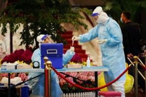 Γυναίκες στην καραντίνα - έρευνα: Και δουλειές του σπιτιού και φροντίδα των παιδιών