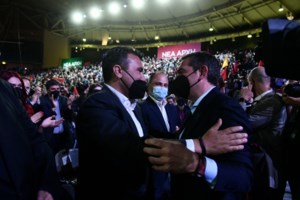 Αυτό είναι το τιμητικό προεδρείο στο 3ο συνέδριο του ΣΥΡΙΖΑ - Τα 24+1 πρόσωπα - εικόνα 2