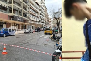 Σέρρες: Προκλητικός ο αδερφός του 15χρονου - Επίθεση και χειρονομίες στους δημοσιογράφους [εικόνες - βίντεο] - εικόνα 3