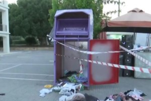 Γλυφάδα: Γερανοφόρο ανετράπη και έπεσε σε καφετέρια - Διακοπή κυκλοφορίας στο σημείο - εικόνα 2