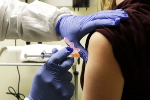 Κορονοϊός: Πυρετώδεις προετοιμασίες για τα εμβολιαστικά κέντρα στην Ελλάδα - Πώς θα γίνει η διαδικασία