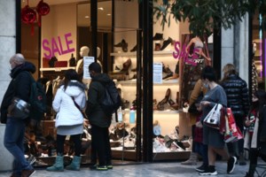 Ανοίγουν εμπορικά κέντρα και εκπτωτικά χωριά με "πλαφόν" και αποστάσεις