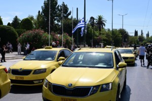 Άγιος Δημήτριος: Μεθυσμένος οδηγός ταξί προκάλεσε τροχαίο -Συγκρούστηκε με μοτοσικλέτα