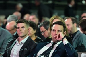 Ο Σταύρος Θεοδωράκης παρουσιάζει το βιβλίο του με... τσικουδιές, γραβιέρα και κάστανα [βίντεο]