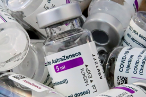 Σοκ στη Βρετανία: Επτά θάνατοι από θρομβώσεις ανθρώπων που είχαν κάνει το εμβόλιο της AstraZeneca - εικόνα 2