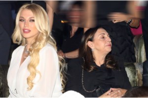 Κωνσταντίνα Σπυροπούλου: Το ασύμμετρο φόρεμα και τα πέδιλα με τα κοσμήματα που φόρεσε στο πάρτι της κουνιάδας της - εικόνα 4