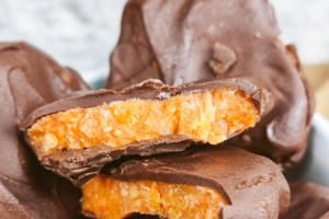 Συνταγή: Πολύ εύκολο γιαουρτογλυκό με καραμέλα - Με βελούδινη κρέμα