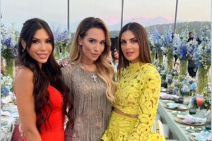 Κωνσταντίνα Σπυροπούλου: Πολύ μαυρισμένη με σούπερ μίνι φόρεμα σε χλιδάτο γάμο στην Αθήνα