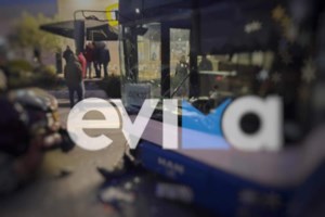 Άνοιξε η γη στην Θεσσαλονίκη: Τρύπα τριών μέτρων στο Μπιτ Παζάρ - Δύο 19χρονοι τραυματίες [εικόνες] - εικόνα 2