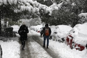 Επέλαση της κακοκαιρίας "Κάρμελ": Χιονοθύελλα σε Βίλια, Ιπποκράτειο πολιτεία, Παρνασσό και Στενή Ευβοίας - Τσουχτερό κρύο - εικόνα 2