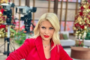 Η Μενεγάκη στο σπίτι του Ουγγαρέζου: Με ένα ποτήρι κρασί στο πάτωμα [εικόνα]