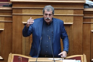 Επέστρεψε στη Βουλή ο Αλέξης Τσίπρας για την ομιλία Φάμελλου: Κάθισε δίπλα στον Νίκο Παππά
