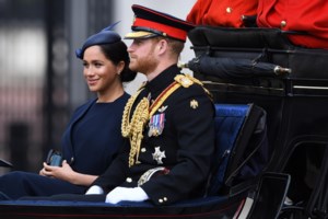 Μέγκαν Μαρκλ: Η στιλάτη εμφάνιση με ασπρόμαυρο glam look και η αποκάλυψη για την Λίλιμπετ Νταϊάνα - εικόνα 3