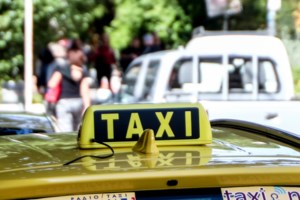 Τέλος η βενζίνη σε οδηγούς που δεν φορούν κράνος με τον νέο ΚΟΚ - Δεν θα τους βάζουν καύσιμα οι πρατηριούχοι